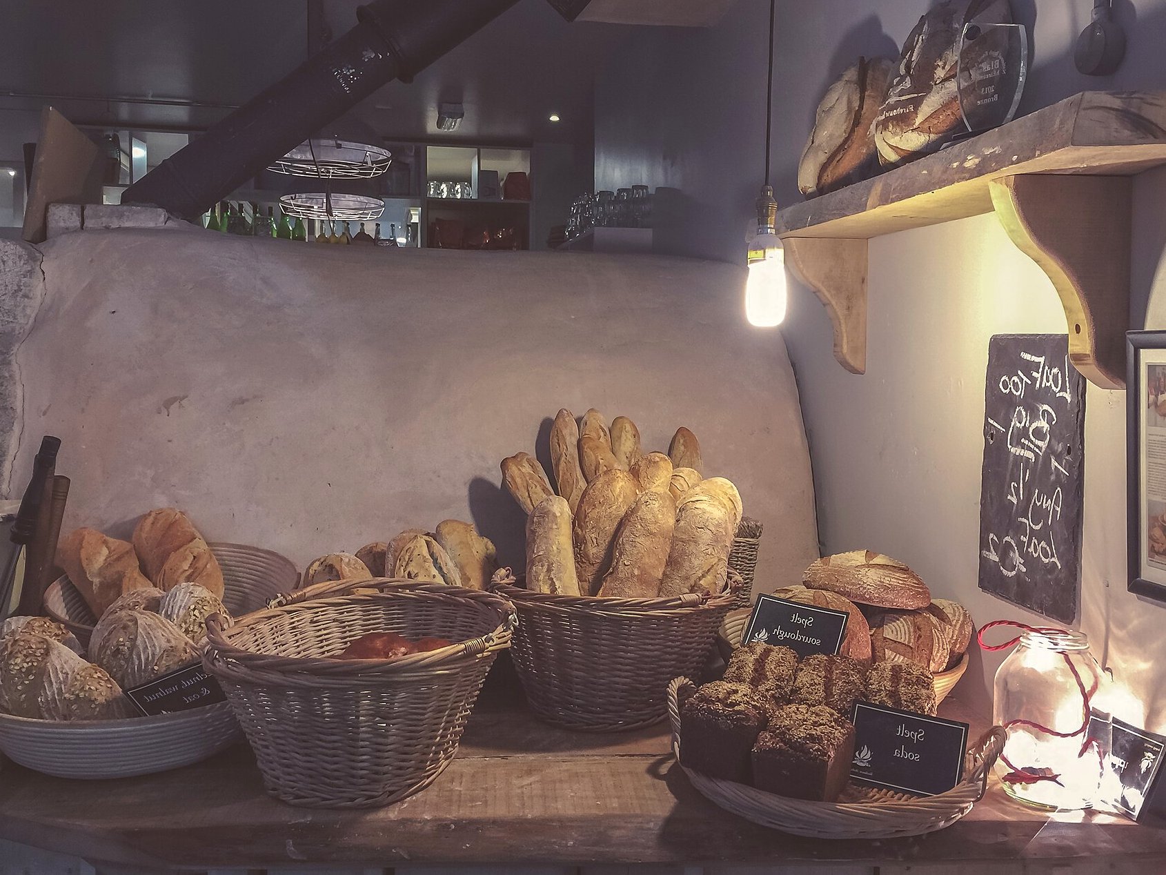 Balcão de padaria com pães artesanais recém-assados