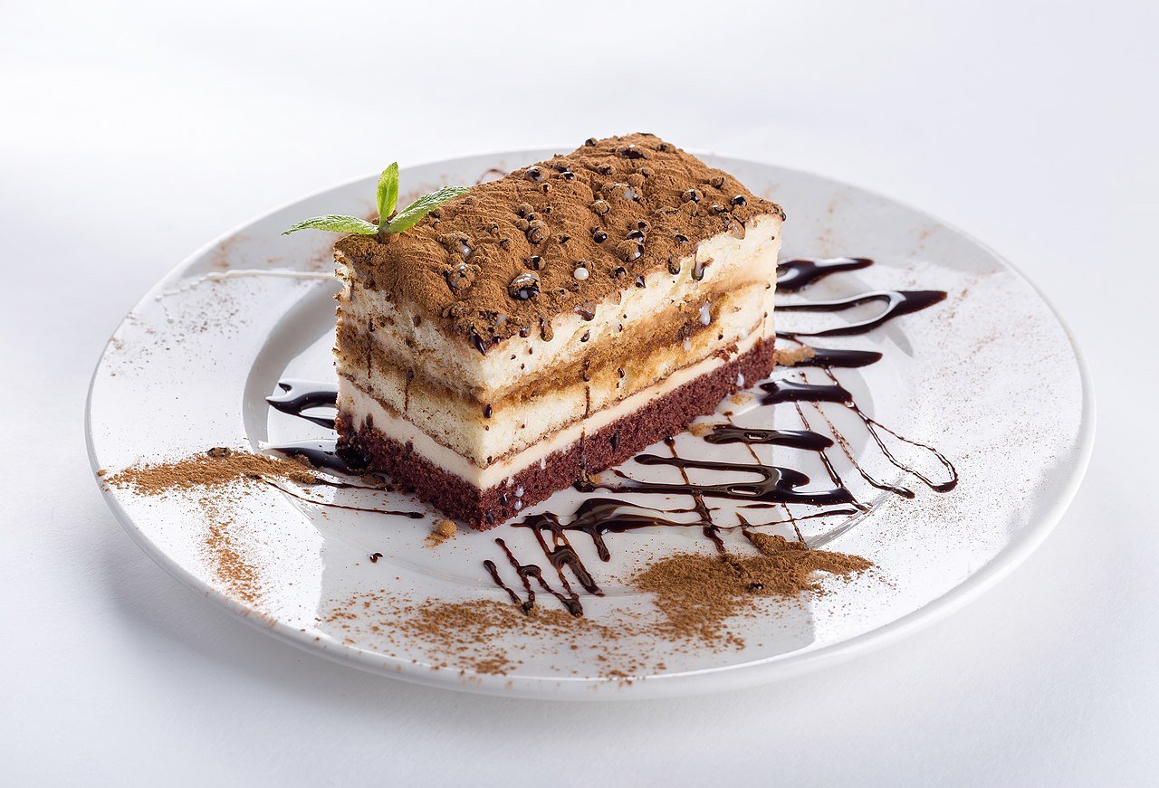 Fatia de bolo de chocolate com calda